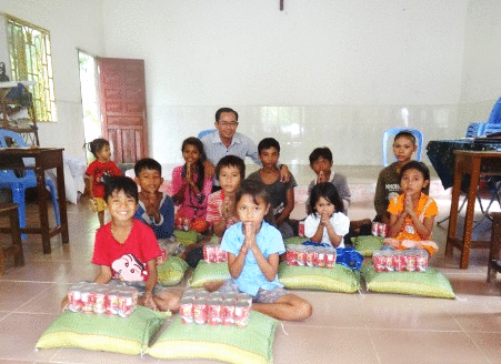 cambodia orphans christmas presents