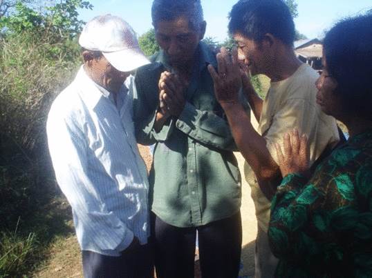 cambodian people praying