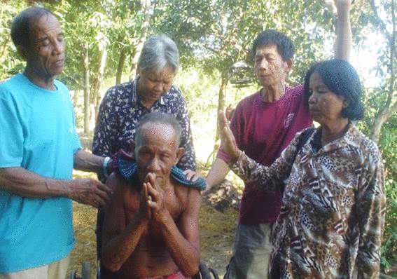 cambodian people praying