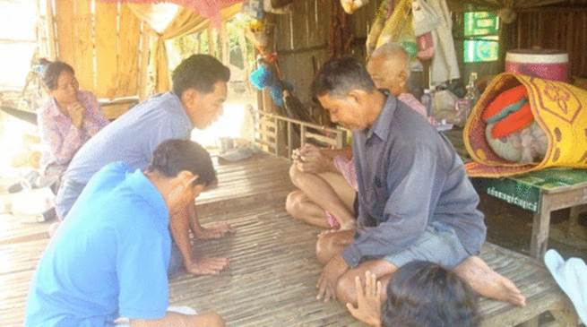 cambodian people praying