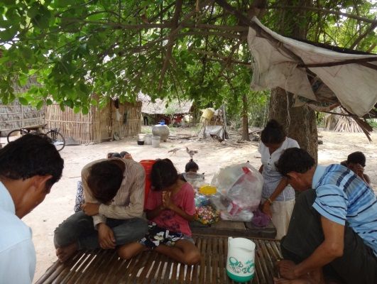 cambodian people praying