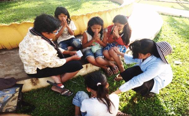 cambodian people praying